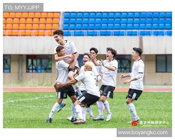 新疆足球明星在昌吉展现风采助力地方足球发展与青少年培养