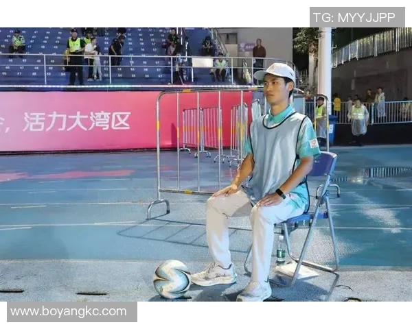 海豚式足球的魅力与技巧探秘：如何在绿茵场上优雅翻腾与突破